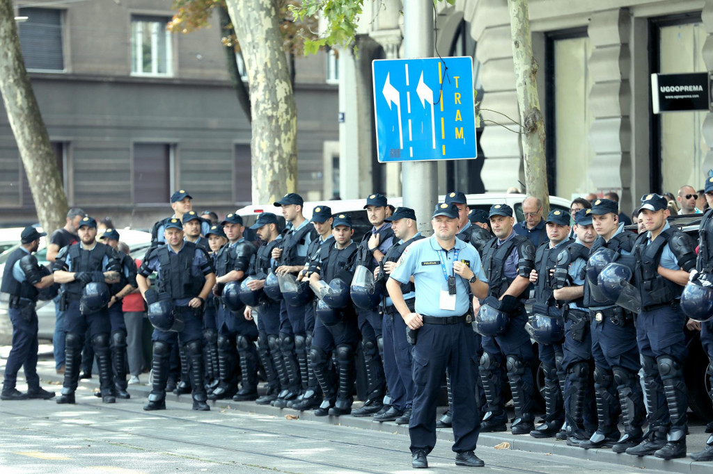 &lt;p&gt;Zagreb, 10.09.2022. - Prosvjed pokreta ”Slobodni zajedno” na kojemu traže ostavku Vlade i prijevremene izbore. Na fotografiji pripadnici policije.&lt;/p&gt;

