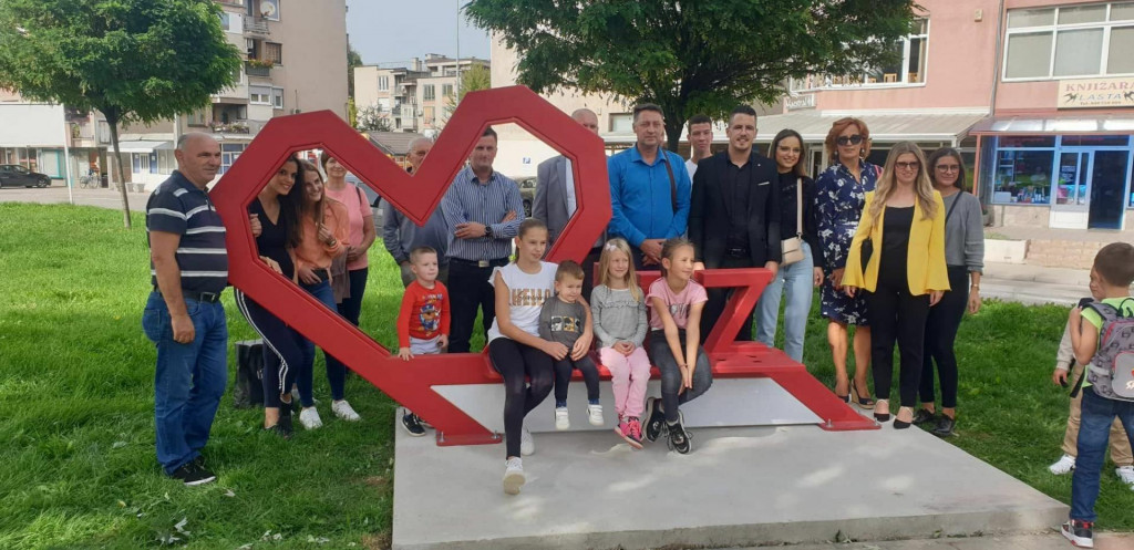 &lt;p&gt;VITEZ, 15. rujna (FENA) - Članovi Hrvatske udruge mladih Središnje Bosne danas su u Vitezu svečano otkrili jedan nesvakidašnji spomenik. Riječ je, naime, o spomeniku ljubavi. Foto FENA/Duško Pucar&lt;/p&gt;
