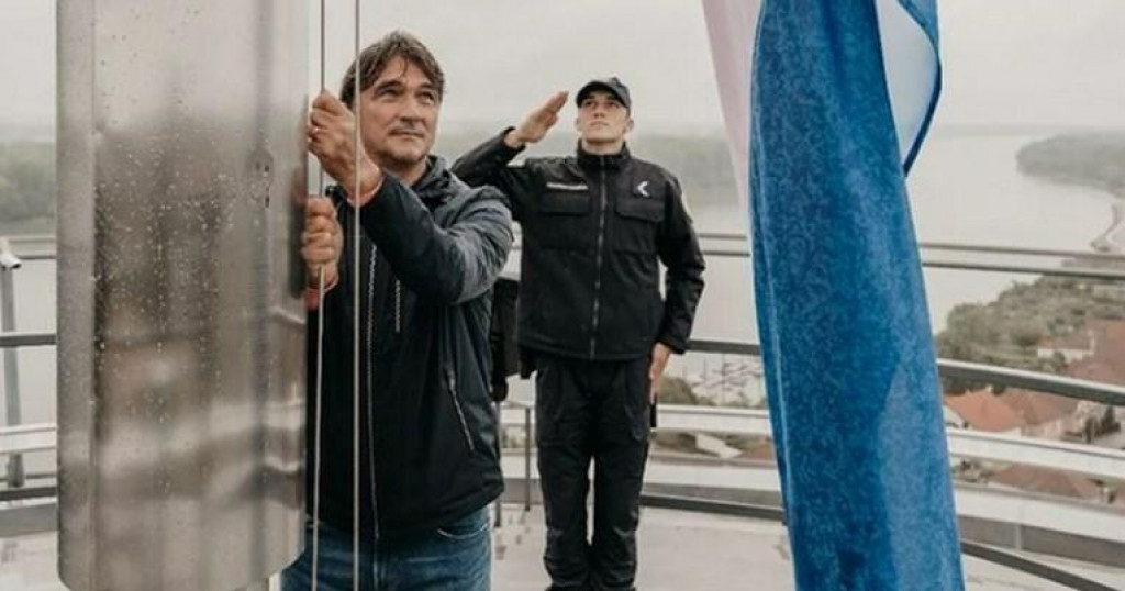 &lt;p&gt;Dalić podiže hrvatsku zastavu na Vukovarskom vodotornju&lt;/p&gt;
