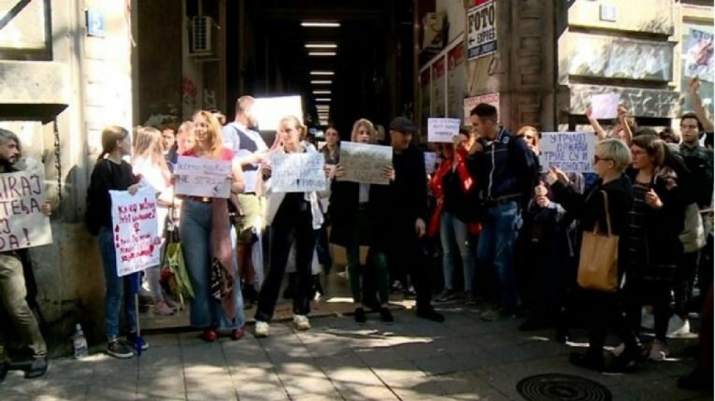 &lt;p&gt;Srbijanski Informer objavio intervju sa serijskim silovateljem, ispred redakcije se okupili prosvjednici: &amp;#39;Sram vas bilo&amp;#39;&lt;/p&gt;
