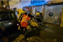 &lt;p&gt;Dramatična snimka iz Rijeke: Građani i vatrogasci izvlačili djecu iz potopljene igraonice&lt;/p&gt;
