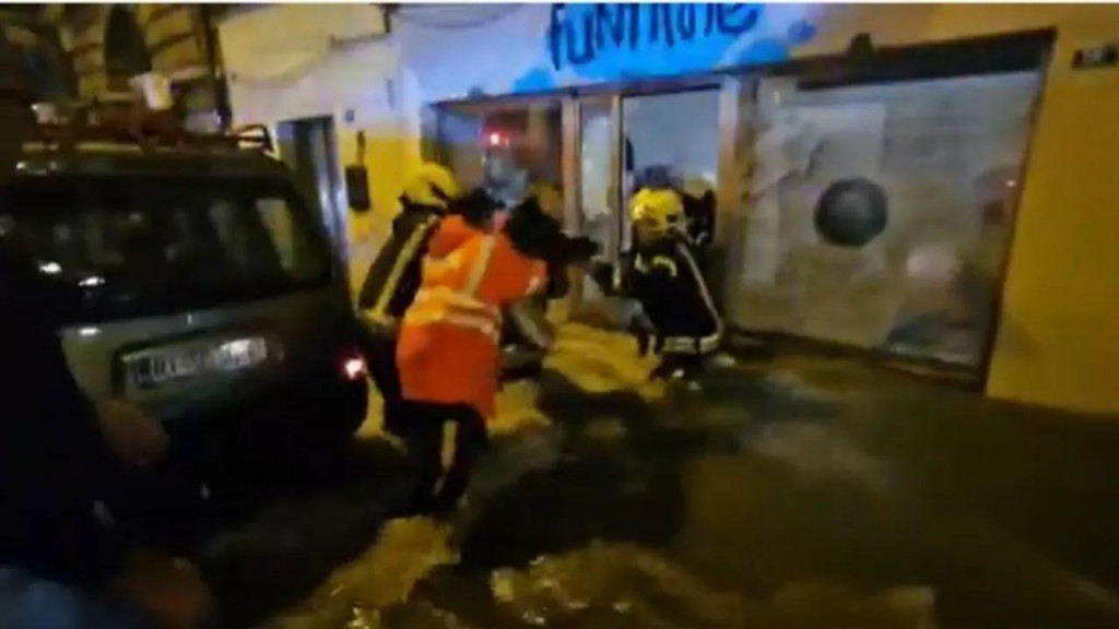 &lt;p&gt;Dramatična snimka iz Rijeke: Građani i vatrogasci izvlačili djecu iz potopljene igraonice&lt;/p&gt;
