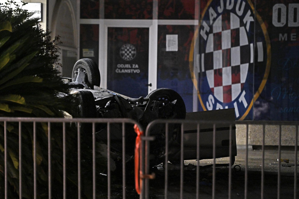 &lt;p&gt;Split, 28.9.2022.- Prometna nesreca na Poljudu, automobil sletio sa 10 metara visine pred ulaz u Hajduk. foto HINA/ Mario STRMOTIĆ/ ms&lt;/p&gt;
