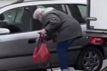 &lt;p&gt;Kamiondžija pomogao starici da uđe u automobil&lt;/p&gt;

