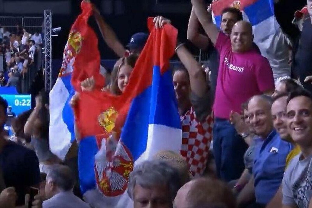 &lt;p&gt;Navijači u hrvatskom dresu navijali sa zastavom Srbije u finalu između Đokovića i Čilića&lt;/p&gt;
