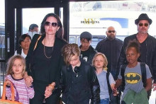 &lt;p&gt;Angelina Jolie i Brad Pitt s obitelji&lt;/p&gt;
