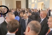 &lt;p&gt;Državnici razgovaraju, Vučić u pozadini s mobitelom u rukama&lt;/p&gt;
