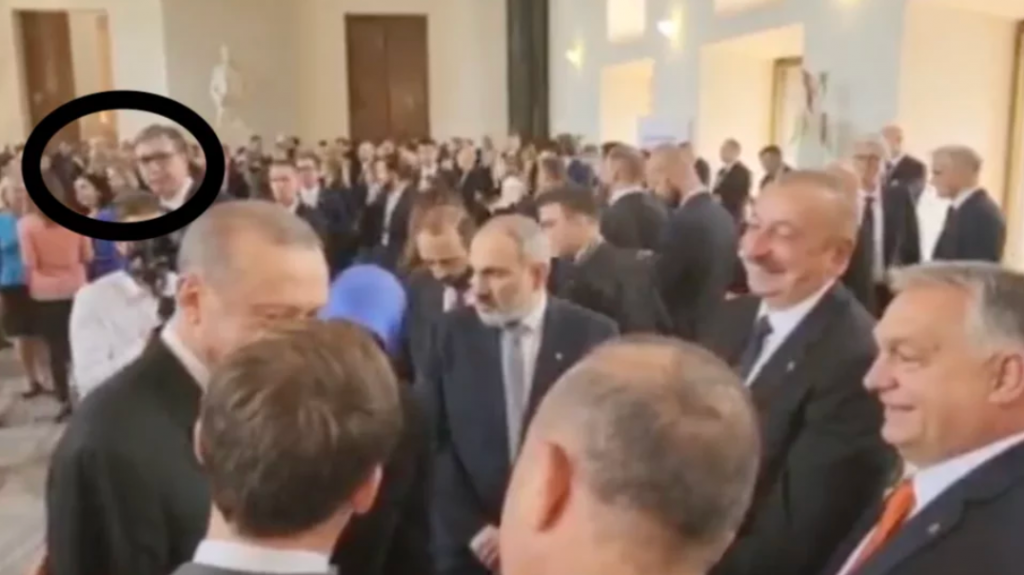 &lt;p&gt;Državnici razgovaraju, Vučić u pozadini s mobitelom u rukama&lt;/p&gt;
