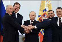&lt;p&gt;Vladimir Putin i čelnici četiriju regija pripojenih Rusiji na svečanosti u Kremlju&lt;/p&gt;
