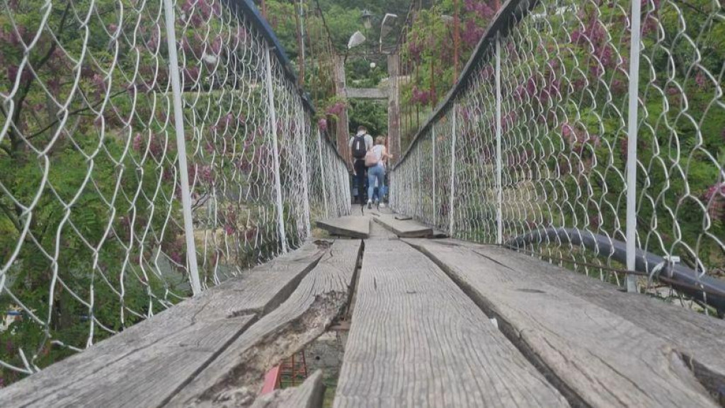 &lt;p&gt;Viseći most kod manastira Jovanje u Srbiji&lt;/p&gt;

