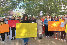 &lt;p&gt;MOSTAR, 14.listopada (FENA) – Građani Mostara okupili su se u petak na Španjolskom trgu u Mostaru u znak protesta zbog ubojstava žena, potaknuti nedavnim slučajem femicida u Bihaću.&lt;/p&gt;
