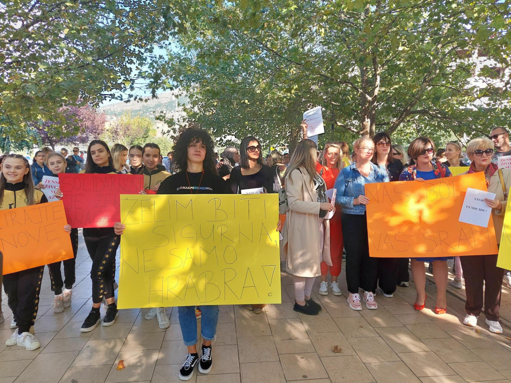 &lt;p&gt;MOSTAR, 14.listopada (FENA) – Građani Mostara okupili su se u petak na Španjolskom trgu u Mostaru u znak protesta zbog ubojstava žena, potaknuti nedavnim slučajem femicida u Bihaću.&lt;/p&gt;
