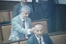 &lt;p&gt;Zekanović prozvao Raspudića: Kad ti smeta istina, lupi protivnika mikrofonom po glavi&lt;/p&gt;
