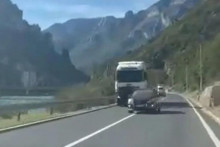 &lt;p&gt;Moglo je završiti tragično: Pogledajte kako je automobil pretjecao kamion na punoj liniji kod Jablanice&lt;/p&gt;
