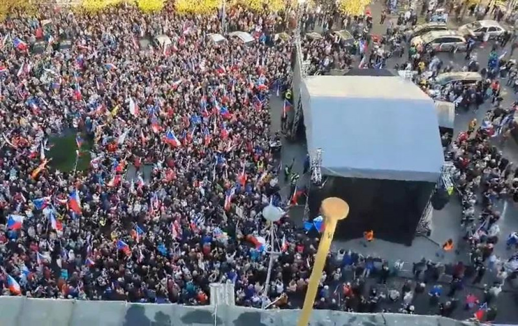 Tisuće Čeha je na ulicama traže prijevremene izbore