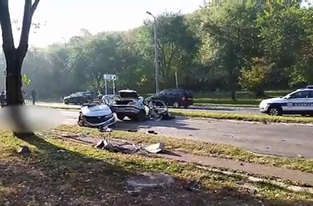 &lt;p&gt;Jeziva nesreća u Srbiji, automobil se prepolovio: Dvije osobe poginule na mjestu nesreće, mlađa ženska osoba prevezena u bolnicu&lt;/p&gt;

