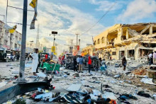&lt;p&gt;Najmanje 100 mrtvih u eksplozijama automobila bombi u Somaliji, predsjednik za napad okrivio islamističku skupinu Al Shabaab&lt;/p&gt;
