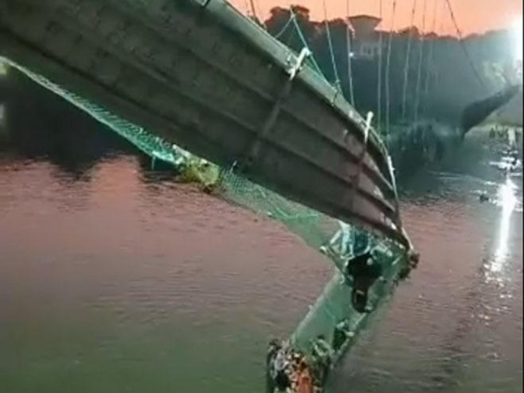 &lt;p&gt;Najmanje šezdeset poginulih u rušenju visećeg mosta u Indiji&lt;/p&gt;
