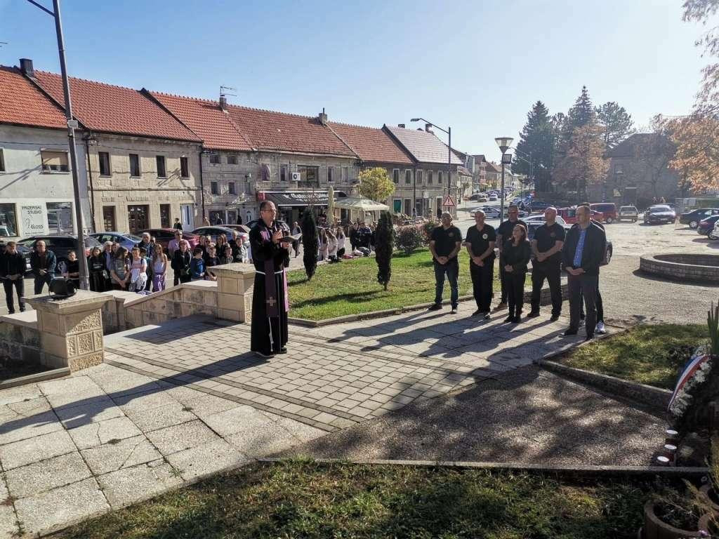 &lt;p&gt;Tomislavgrad: Položeni vijenci i zapaljene svijeće za poginule i nestale hrvatske branitelje&lt;/p&gt;
