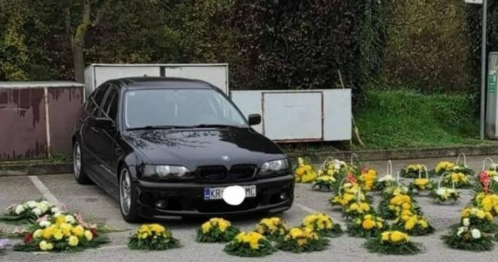 &lt;p&gt;BMW okružen cvjetnim aranžmanima&lt;/p&gt;
