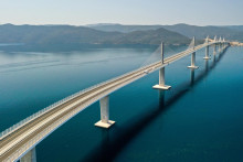 &lt;p&gt;Komarna, 26.07.2022 - Pelješki most dužine 2404 metara koji spaja južni dio Hrvatske sa ostatkom domovine snimljen iz zraka. Na slici Pelješki most, most, tabla, građevina, ilustracija.&lt;/p&gt;
