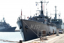 &lt;p&gt;Split, 17.06.2011 - U splitsku pomorsku bazu Loru danas je u sklopu vojne suradnje NATO-a i HRM-a uplovila skupina od pet ratnih brodova sa zapovjednim brodom Spetsaiem” grčke ratne mornarice na čelu, koji bi u splitskoj luci trebali ostati do utorka, rekla je pukovnica hrvatske Obalne stra�e Sandra Jonjić.&lt;/p&gt;
