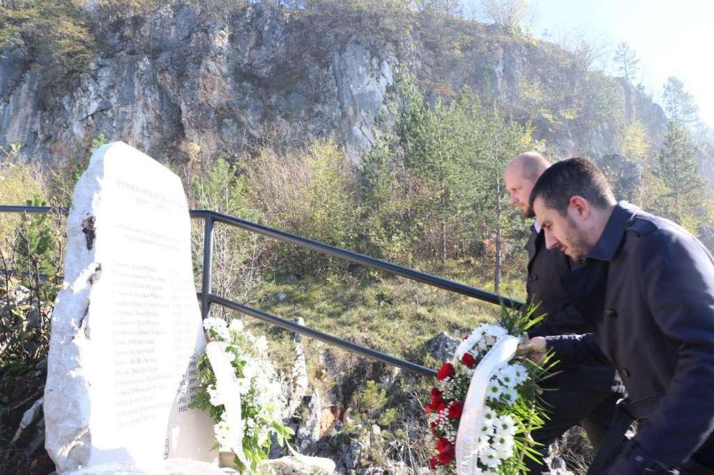 &lt;p&gt;Delegacija Kantona Sarajevo odala počast žrtvama ubijenim na Kazanima&lt;/p&gt;
