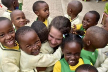 &lt;p&gt;Monika Milićević s djecom u Ruandi&lt;/p&gt;

