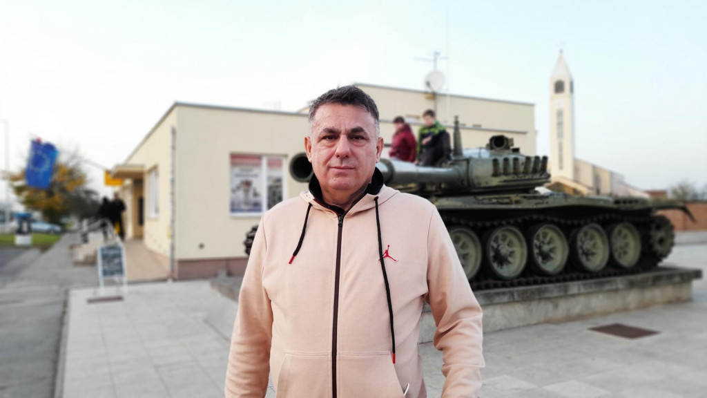 &lt;p&gt;Uz Sajmište, Trpinjska cesta u Vukovaru jedan je od najsnažnijih simbola obrane toga grada i zbog iznimne hrabrosti branitelja, koji su na njoj uništili desetke neprijateljskih tenkova i oklopnih vozila, prozvana je ”grobljem tenkova”, a jedan od branitelja Stipe Majić i danas ističe kako je to bila borba ”čista k&amp;#39;o suza”. Na fotografiji Stipe Majić ispred nekadašnje mjesne zajednice na Trpinjskoj cesti. Fotografija snimljena 13.11.2022.&lt;/p&gt;
