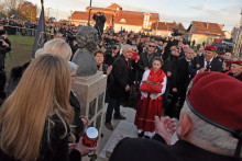 &lt;p&gt;Vukovar, 17.11.2022. - Svečano je otkriven spomenik Kati Šoljić i sinovima na Mitnici. Nazočio je i predsjednik RH Zoran Milanović.&lt;/p&gt;
