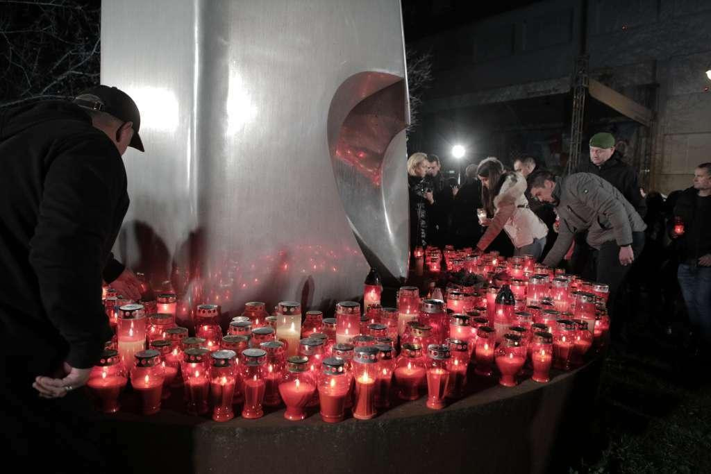 &lt;p&gt;Molitva i paljenje svijeća u krugu vukovarske bolnice za žrtve agresije&lt;/p&gt;
