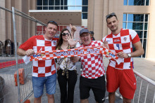 &lt;p&gt;Hrvatska nogometna reprezentacija stigla je u Hilton hotel u Dohi na Svjetsko nogometnog prvenstvo Qatar 2022. Na slici navijači koji su dočekali hrvatsku nogometnu reprezentaciju.&lt;/p&gt;
