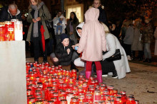 &lt;p&gt;MOSTAR, 18. studenoga (FENA) - Građani Mostara večeras su, na 31. obljetnicu pada Vukovara, svetom misom i paljenjem svijeća iskazali poštovanje prema svima onima koji su svoje živote položili za obranu Grada heroja.(Foto FENA/Mario Obrdalj)&lt;/p&gt;
