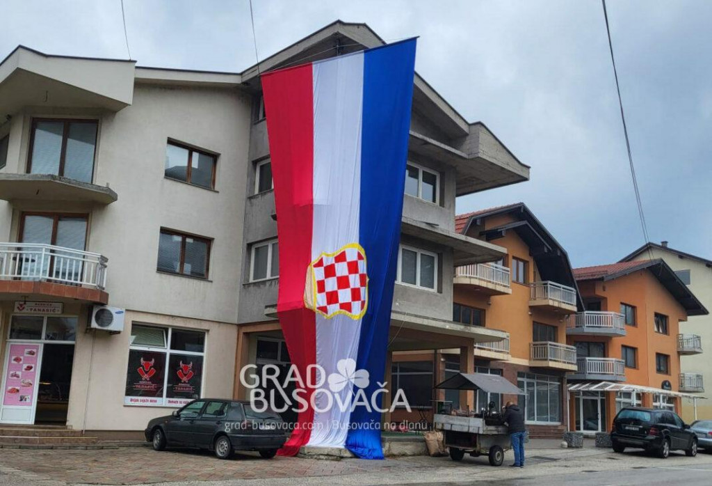 &lt;p&gt;U Busovači postavljena najveća zastava hrvatskog naroda u BiH&lt;/p&gt;
