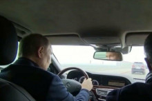 &lt;p&gt;Putin se provozao Mercedesom preko Krimskog mosta&lt;/p&gt;
