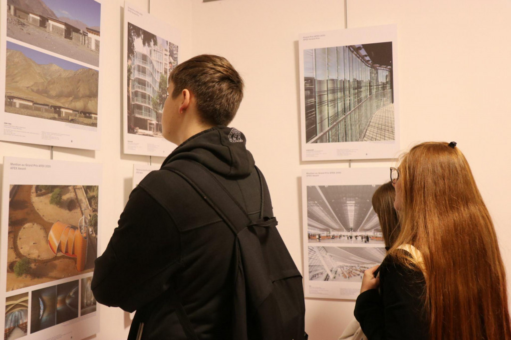 MOSTAR, 6. prosinca (FENA) - Izložba ”Francuska arhitektura u svijetu 2010.-2020.”, kojom se želi predstaviti i promovirati izvrsnost francuske arhitekture, otvorena je u utorak navečer u prostorijama Ogranka Francuskog instituta u Mostaru. (Foto FENA/Monika Ćubela Savić)