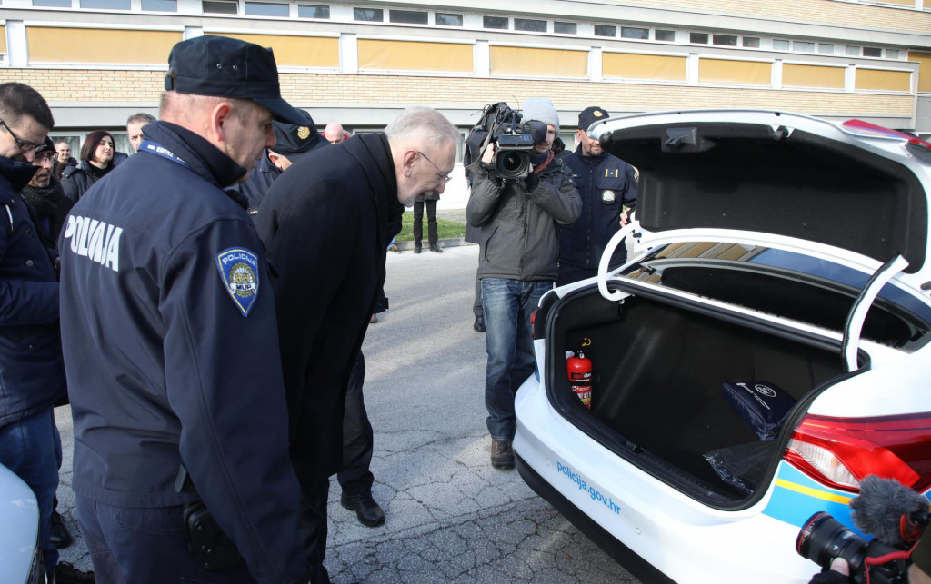 &lt;p&gt;Zagreb, 15.12.2022 - Potpredsjednik Vlade i ministar unutarnjih poslova Davor Božinović nazočio je primopredaji novih vozila s policijskim obilježjima za policijske uprave. Riječ je o novom kontingentu od 175 vozila marke Ford Focus Connected 1.5 EcoBlue.&lt;/p&gt;
