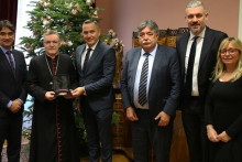 &lt;p&gt;Dalić posjetio biskupa Bozanića i poklonio mu medalju iz Katara i Modrićev dres&lt;/p&gt;
