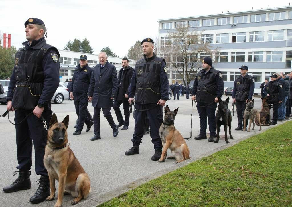 &lt;p&gt;Hrvatska nabavila 40 vozila i policijske pse za kontrolu šengenske granice&lt;/p&gt;
