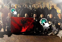 &lt;p&gt;Kosovski policajci s albanskom zastavom&lt;/p&gt;
