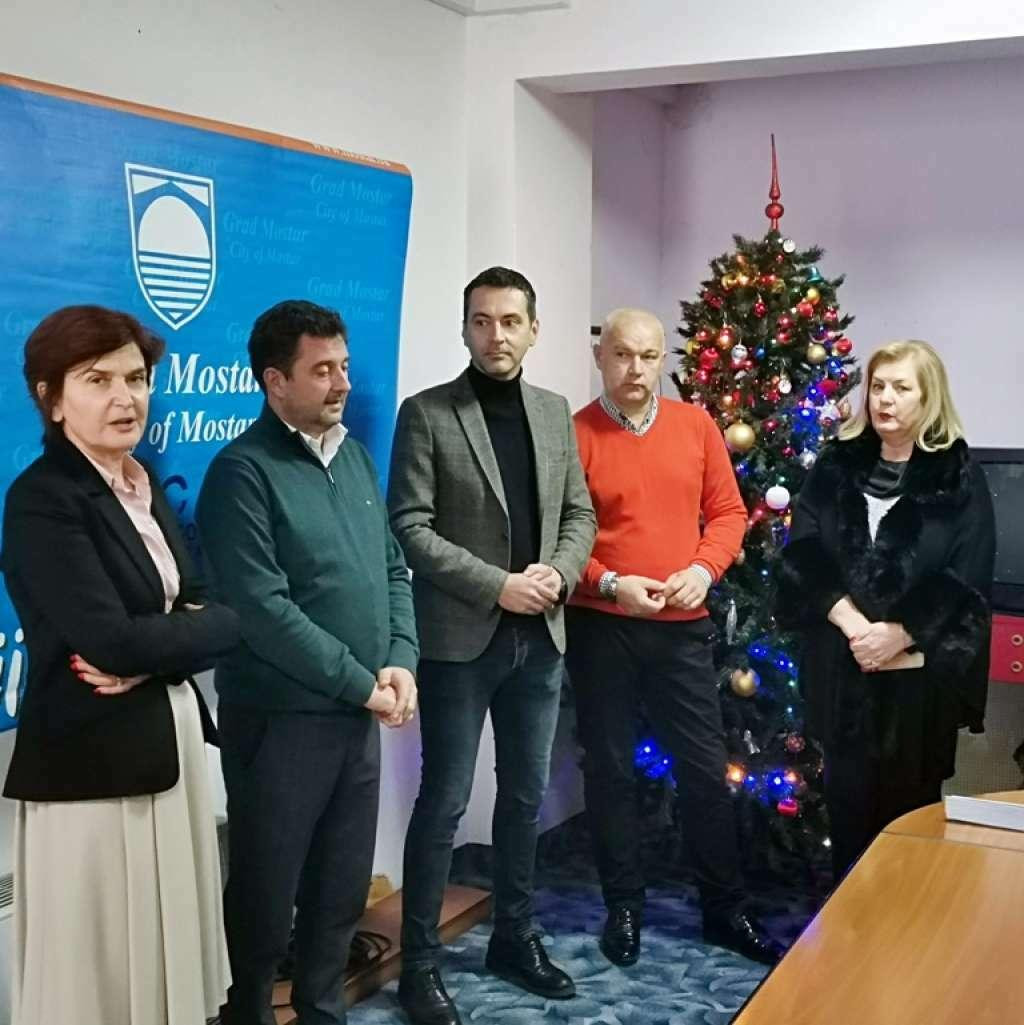 &lt;p&gt;Grad Mostar u povodu Božića podijelio po 200 maraka za 30 socijalno ugroženih obitelji&lt;/p&gt;
