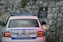 &lt;p&gt;Spomen-ploču u Istočnom Sarajevu čuva policija&lt;/p&gt;
