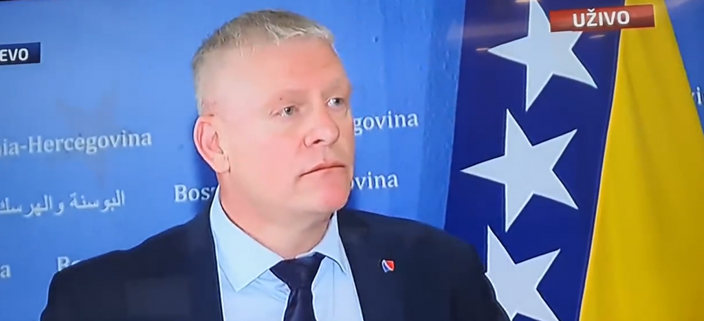 &lt;p&gt;Komšićev Zlatan Begić burno reagirao na pitanje o sankcijama Asimu Sarajliću: Nećemo napustiti koaliciju sa SDA&lt;/p&gt;
