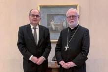 &lt;p&gt;Schmidt se sastao sa vatikanskim sekretarom za odnose sa državama nadbiskupom Gallagherom&lt;/p&gt;
