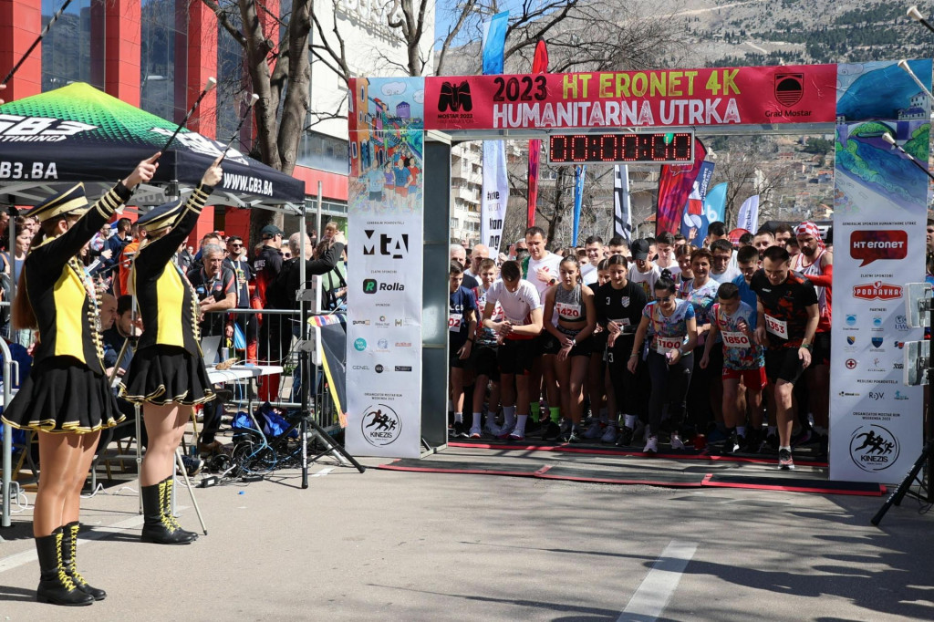 &lt;p&gt;MOSTAR, 18. ožujka (FENA) – U okviru turističko-sportske manifestacije Mostar Run Weekend (MRW), koju organizira udruga Zdrav život – KINEZIS, održana je humanitarna 4K utrka. Na utrci je sudjelovalo više od 1000 trkača, od kojih je 700 bilo iz Mostara, a donacije od humanitarne utrke namijenjene su centru Los Rosales.(Foto FENA/Branka Soldo)&lt;/p&gt;
