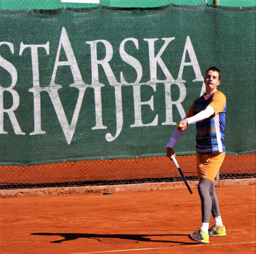 &lt;p&gt;Rovinj, 18.3.2023.- Hrvatski tenisač Matej Dodig u nedjelju će se na ITF turniru u Rovinju (15.000 USD) boriti za svoj prvi naslov u seniorskoj konkurenciji, a mjesto u finalu izborio je subotnjom pobjedom 6-2, 6-3 protiv sedmog nositelja, 20-godi�njeg Talijana Fausta Tabacca (ATP - 502.). Na slici Matej Dodig tijekom ITF turnira u Rovinju 17.3.2023. godine.&lt;/p&gt;
