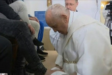U Rimu Papa oprao noge 12 mladih zatvorenika