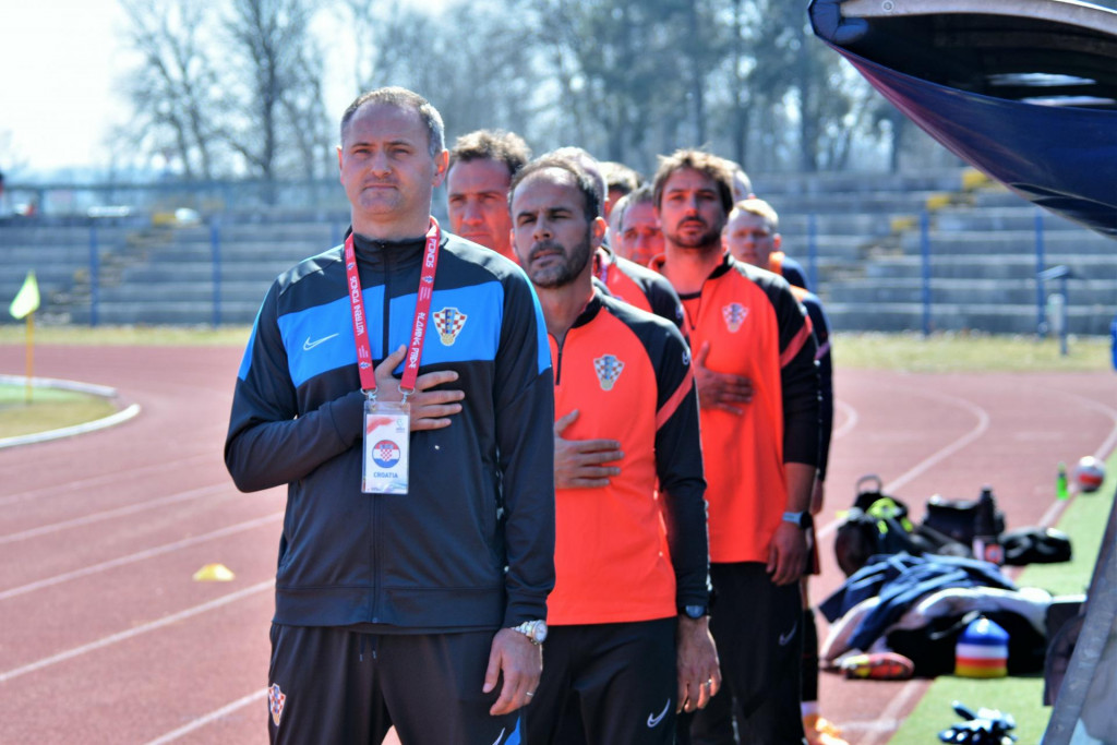 &lt;p&gt;Na fotografiji Josip Šimunić ispred hrvatske reprezentacije U-19.&lt;/p&gt;
