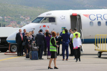 &lt;p&gt;MOSTAR, 3. svibnja (FENA) – Slijetanjem zrakoplova Dash 8-Q400 u Zračnu luku Mostar u srijedu je obilježeno ponovno uvođenje letova Zagreb -Mostar.(Foto FENA/Mladenka Krilić)&lt;/p&gt;
