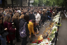 &lt;p&gt;Paljenje svijeća za poginule u beogradskoj školi&lt;/p&gt;
